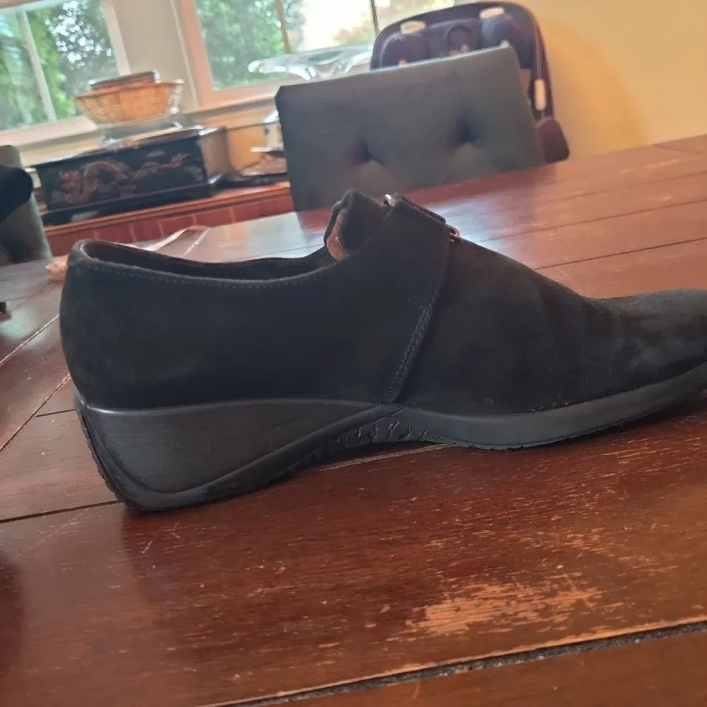 𝅺aquatalia black suede loafers wedge heel silertone hardware size 8.5